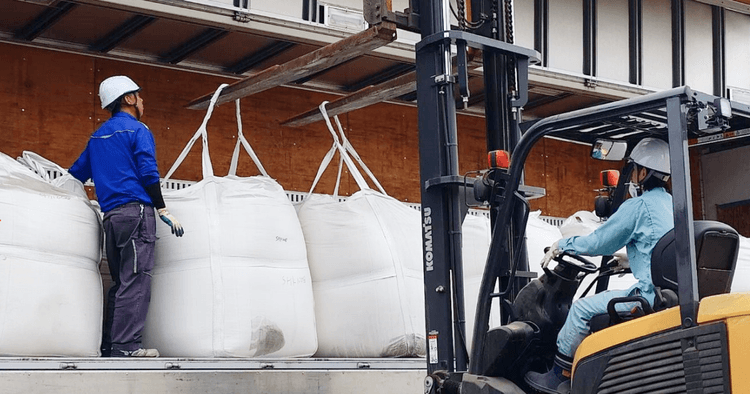 原料の降ろし作業、管理