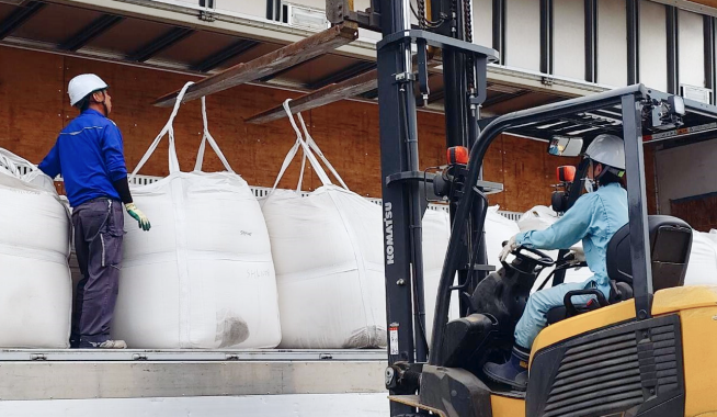 原料の降ろし作業、管理