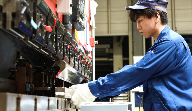 板金加工　ブレーキプレスの作業